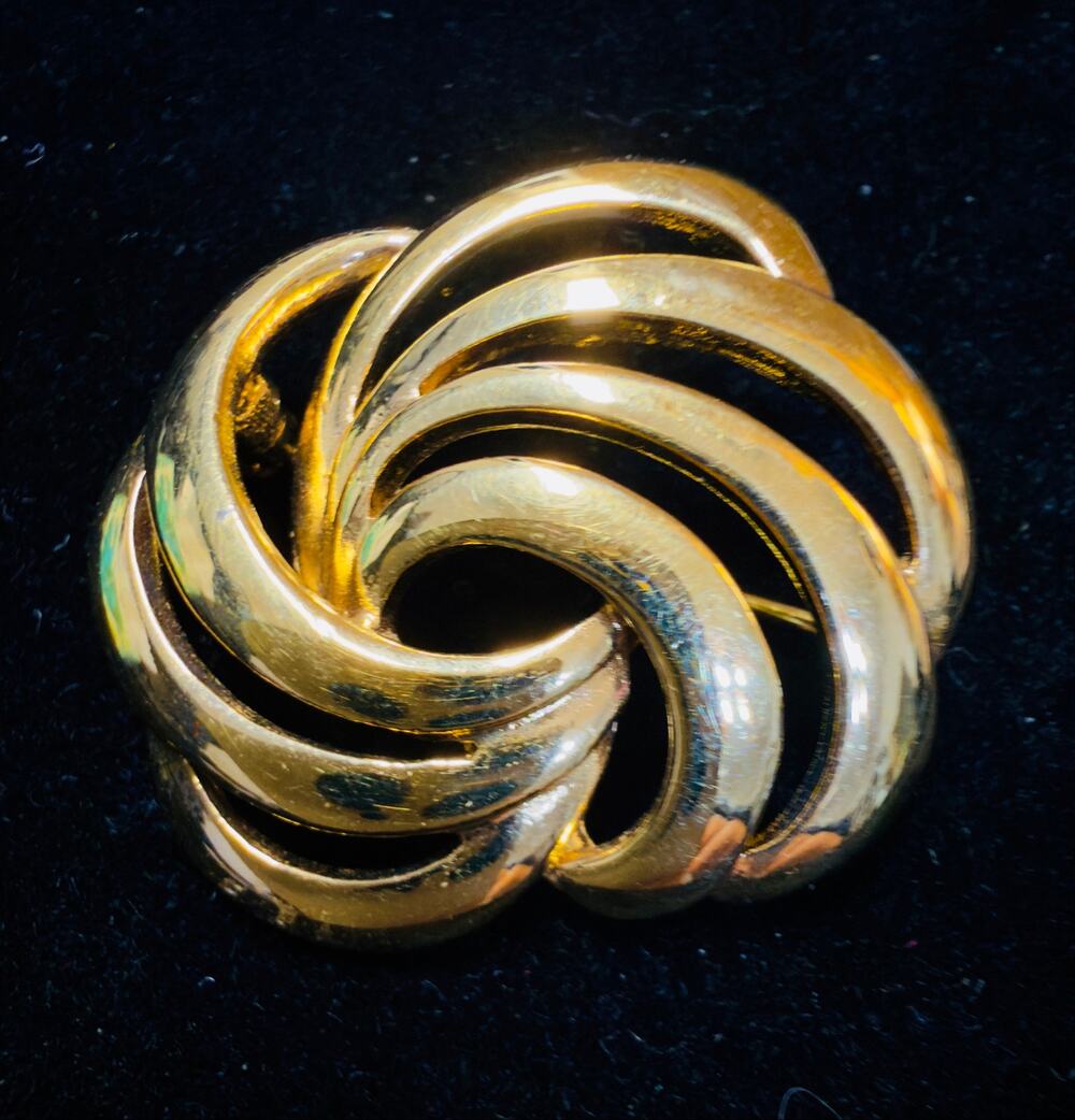 Vintage Napier Gold Tone Interlocking Swirl Knot Brooch Pin Signed 1.25”